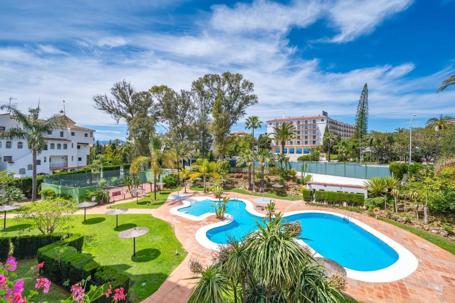 Modern Apartment - 2 Bedrooms, Beachside - Puerto Banus Marbella Exterior foto